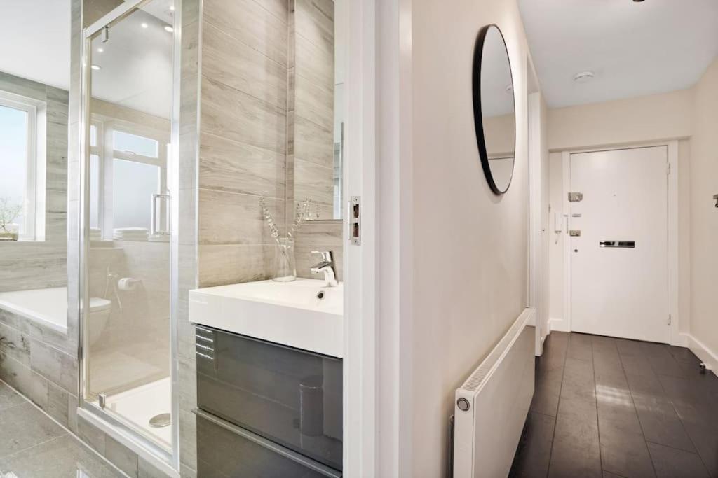 The Camden Suite Bright & Beautiful 2-Bed City Retreat ลอนดอน ภายนอก รูปภาพ