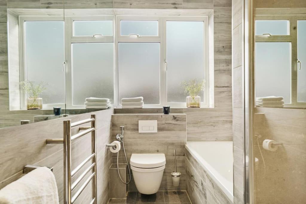 The Camden Suite Bright & Beautiful 2-Bed City Retreat ลอนดอน ภายนอก รูปภาพ