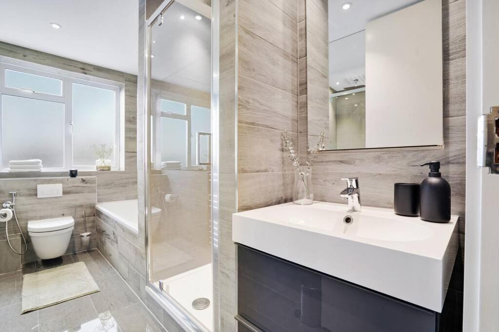 The Camden Suite Bright & Beautiful 2-Bed City Retreat ลอนดอน ภายนอก รูปภาพ